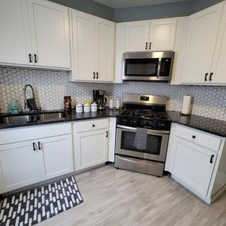Retreat Suite 4 - Downtown Getaway - 0