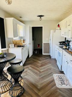 The Herringbone Blue; Sleeps 20+ near Fort Bragg - - 5