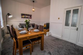 Dwellcome Home Ltd 2 DOUBLE Bedroom 3 Bed Apt, Fast WIFI, Free Street Parking, Ideal for Long Term Contractor, etc Stays, Regular Housekeeping Option, 10 min Walk from Beach and Metro 15-20 min Drive to Nissan & Newcastle - See our Site for Assurance - South Shields - 1
