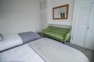 Dwellcome Home Ltd 2 DOUBLE Bedroom 3 Bed Apt, Fast WIFI, Free Street Parking, Ideal for Long Term Contractor, etc Stays, Regular Housekeeping Option, 10 min Walk from Beach and Metro 15-20 min Drive to Nissan & Newcastle - See our Site for Assurance - South Shields - 2