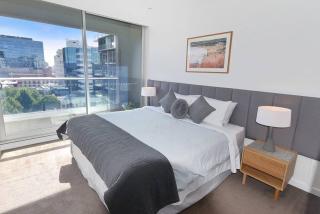 Luxury Overlooking Hindmarsh Sq with Pool & Gym - 1