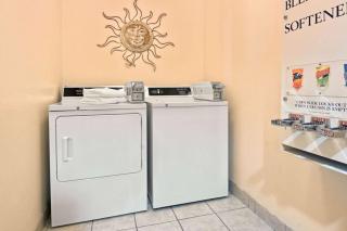 Super 8 by Wyndham Austin/Airport South - 4