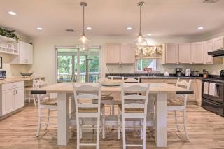 Classy Getaway with Deck and Yard Less Than 1 Mi to Beach - Riverhead - 4