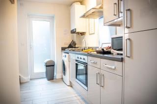Spacious 1-Bedroom Home with free private parking - Swansea - 1