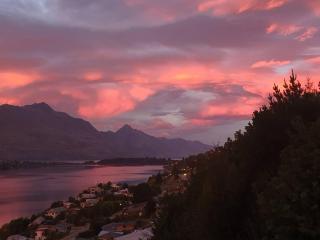 Stunning Views - Queenstown Townhouse - 7