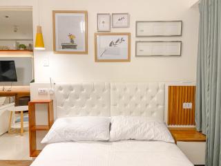 Large 1-Bedroom Condo 60sqm Makati Rockwell CBD Poblacion - Manila - 8