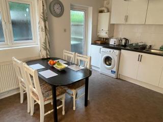 3-bedroom home with free parking - Canterbury - 6