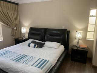 Safari Apartments -Beautiful 3 bedrooms, 10-seater dining , TV room, Garden & Pool - 9