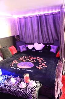 Spa de la Lune - Private love room suite with terrace and view - Air Conditioned- Double jacuzzi - Sauna - King size bed - Free WIFI - Free parking - Free breakfast - Close to CDG airport and to the North of Paris - Clichy-sous-Bois - 5
