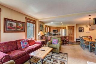 Luxury 2 Bedroom Mountain Vacation Rental in Breckenridge with Access to a Hot Tub Just Two Blocks from Main Street - Breckenridge - 9