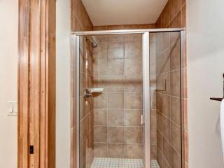 Luxury 1 Bedroom Mountain Vacation Rental In Breckenridge With Access To A Hot Tub And Heated Garage Parking - Breckenridge - 5