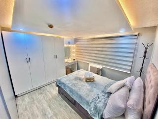 IV’s Condo w/ Netflix, Wifi & Karaoke - Cainta - 0