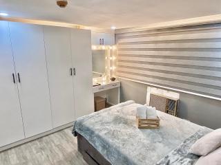 IV’s Condo w/ Netflix, Wifi & Karaoke - Cainta - 9