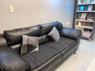 IV’s Condo w/ Netflix, Wifi & Karaoke - Cainta - 1