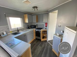 Promenade 566, direct beach access, close to fantasy island, WiFi, pet friendly - Meadow Lakes Caravan & Lodge Hire - 8