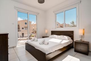 Lovely 2 Bedroom Family Apartment w/ Pool - 7