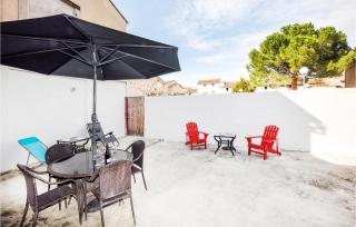 Awesome Home In Villeneuve-Lès-Montréa - 1