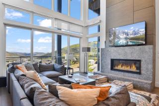 Modern home with three balconies, mountain views, and outdoor swimming pool. Walk to hiking trails - Park City - 0
