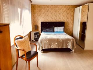 Monteurwohnung Fremdenzimmer mit WLAN, Garten, Parkplatz, eigener Terrasse - Idar-Oberstein - 4