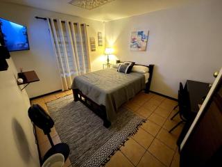 Elegante Casa de 4 Habitaciones a Solo 15 Minutos del Corazón de la Ciudad - San José - 1