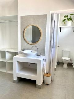 Angazi Guesthouse Unit 3 - Modern 2 Bedroom Apartment with Pool - 7