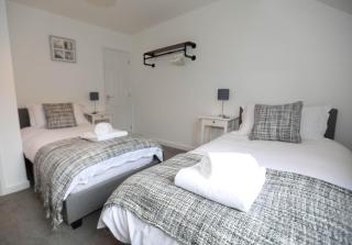 Exmouth - Apartment 2, Strand House - Modern 2 Bedroom Apartment, Perfect Location For Access To Beach & Town Centre - Sleeps 6 Guests - Hosted By RENTMYHOUSE - Exmouth - 2