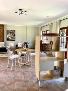 Angazi Guesthouse Unit 1 - Modern & tranquil open plan apartment with pool - 6
