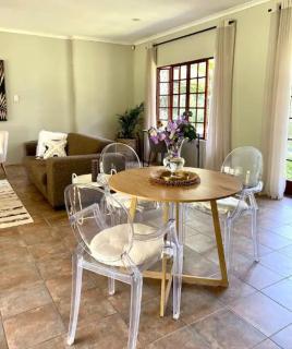 Angazi Guesthouse Unit 1 - Modern & tranquil open plan apartment with pool - 3