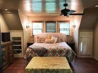 Farmhouse in a Peaceful Paradise with Huge Hot tub - Gainesville - 3