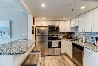 Paradise with Balcony Near the Action - 9