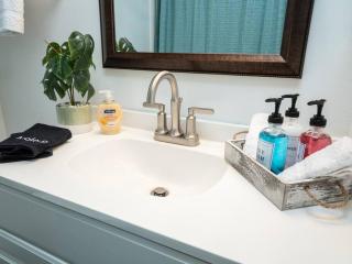 Spacious Condo Mins to Shands, University, & DOWNTOWN! - Gainesville - 3