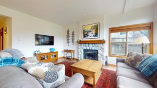 Beautiful Golf Course Setting by Harmony Whistler - Whistler - 4