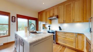 Beautiful Golf Course Setting by Harmony Whistler - Whistler - 1