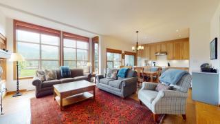 Beautiful Golf Course Setting by Harmony Whistler - Whistler - 2