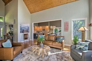 Grand Chalet with Hot Tub - Near Wintergreen Resort - 1
