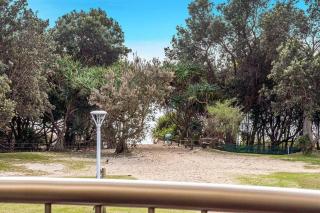The Sunset Lounge- Directly opposite Clarkes Beach - 7