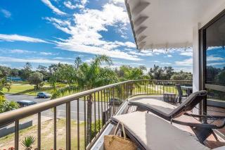 The Sunset Lounge- Directly opposite Clarkes Beach - 5