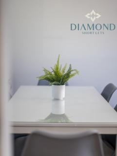 Brand New Luxury 3 Bedroom 2 Bathrooms with Patio with Secure Parking - Dundee - 3