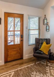Cedar Waxwing Treehouse15 MIN to MagnoliaBaylor - - 5