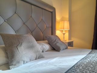 Apartamento espacioso muy tranquilo con piscinas y jardines cercano a la playa - Estepona - 0