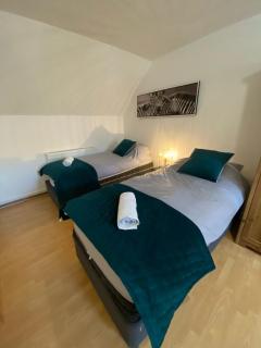 Modern Spacious Flat In Ipswich - Sleeps 6 - Parking - 1