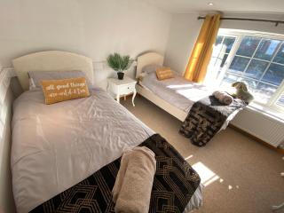 Carlton Cottage Country Retreat - Perfect for Ipswich - Aldeburgh - Southwold - Thorpeness - Sizewell B - Sizewell C - Sleeps 13 - Little Glenham - 6