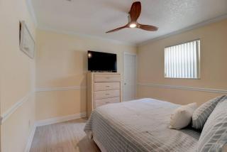 3 bedroom 2 bath home walking distance to beach - 8