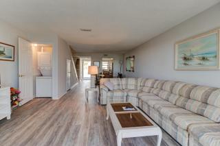 Yellow Sunshine Oceanfront Townhouse, Private Balcony - 3