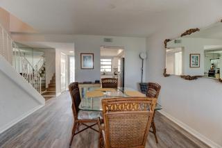 Yellow Sunshine Oceanfront Townhouse, Private Balcony - Ponce Inlet - 1