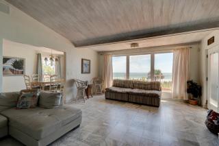 Beachfront 4 Bedroom 4 Bath with Huge Deck Wifi - Daytona Beach - 2