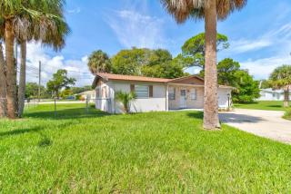 Coquina Cabana with fenced yard and adorable decor - 0