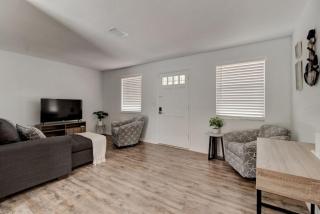 Coquina Cabana with fenced yard and adorable decor - 8