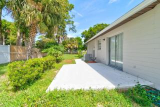 Coquina Cabana with fenced yard and adorable decor - 1