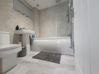 Lovely 2 - Cozy Retreat Modern 2-Bedroom Flat in Bedfordshire with Fully-Equipped Kitchen and Relaxing Living Space - Biggleswade - 4